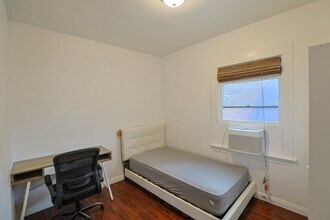 Building Photo - 2624 S Budlong Ave
