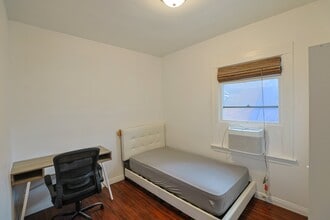 Building Photo - 2624 S Budlong Ave