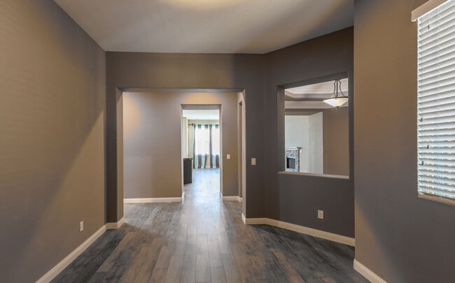 Building Photo - Fabulous Single Story 3 Bedroom Home Conve...