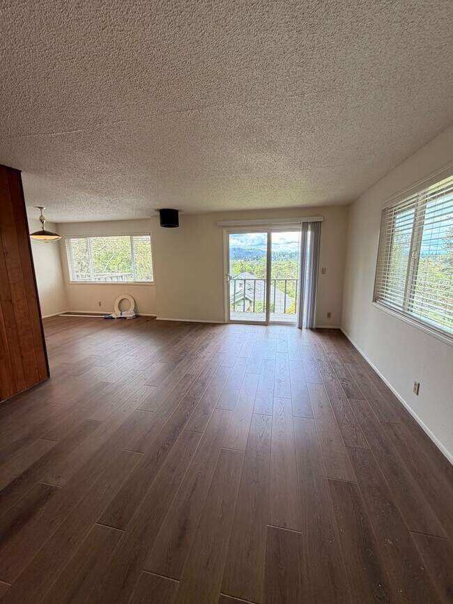 Building Photo - 2-Bedroom 1 1/2- bathroom Townhouse style duplex.