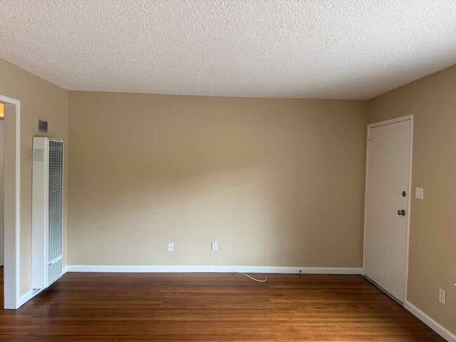 Foto del edificio - Updated 2 Bed/1 Bath 900 Sq.ft Duplex with...