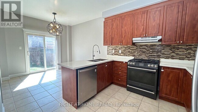 Building Photo - 15 Krakow St