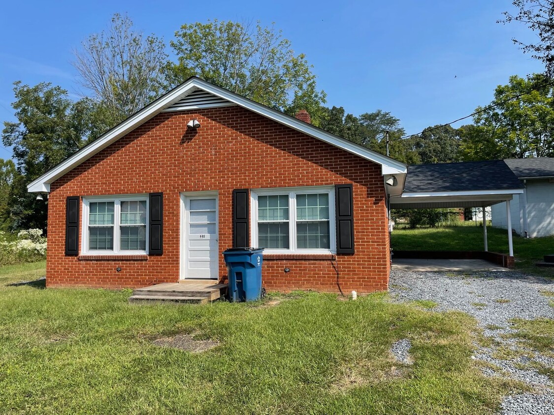 Foto principal - 2 BED, 1 BATH HOME LOCATED IN RAMSEUR- $10...