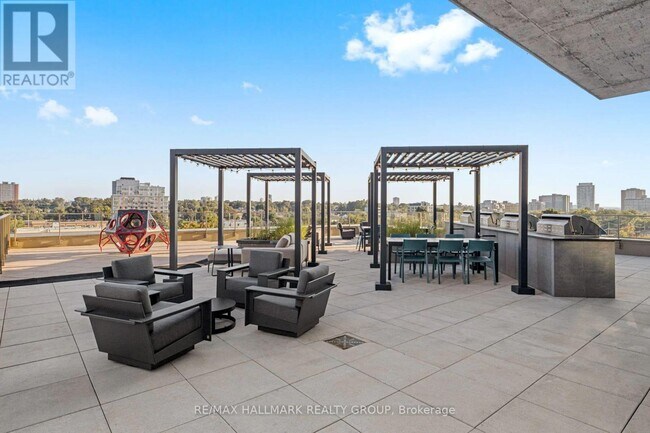 Photo du bâtiment - 300 McRae Ave