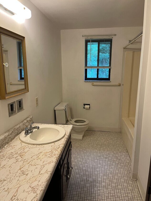 Building Photo - 772 Locust Ridge Dr