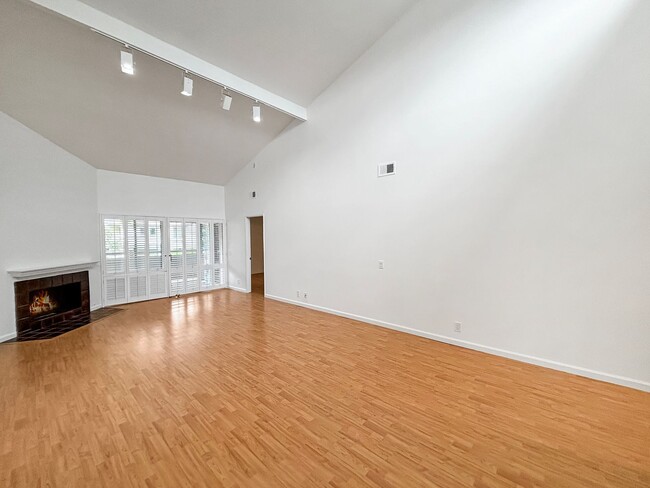 Building Photo - Charming & Spacious 2B/2BA Condo in La Jol...