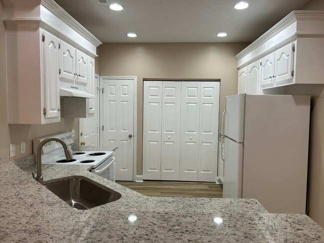 Building Photo - 3421 Beacon Dr