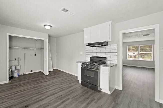 Foto del edificio - 6314 Crestville St