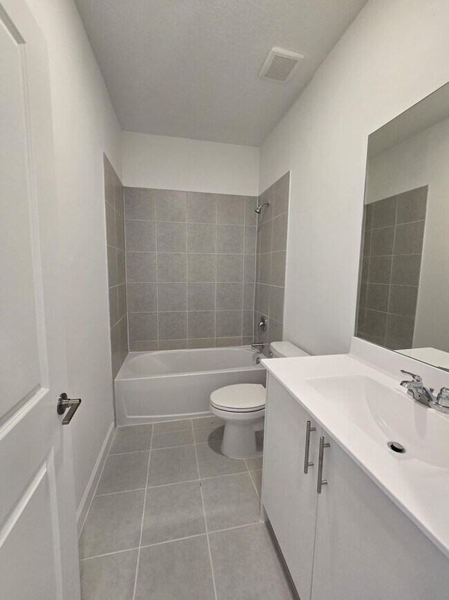 Foto del edificio - Brand New 3 Bed / 3 Bath Town home Modern Living Florida City FL 33034