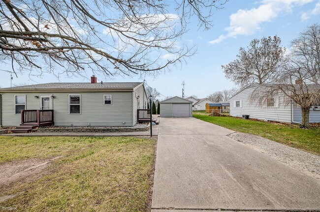 Building Photo - 3 br, 1 bath House - 15731 Hoffman Rd