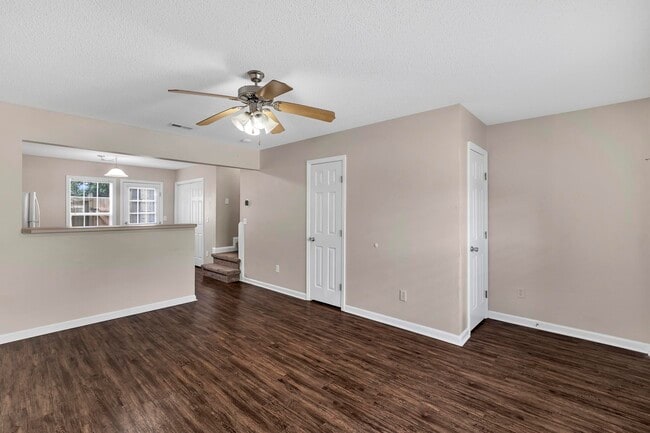 Building Photo - 215 Palace Cir