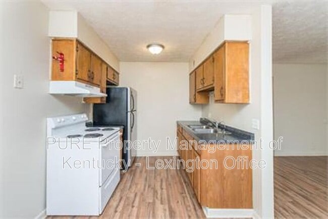 Building Photo - 245 Landings Dr