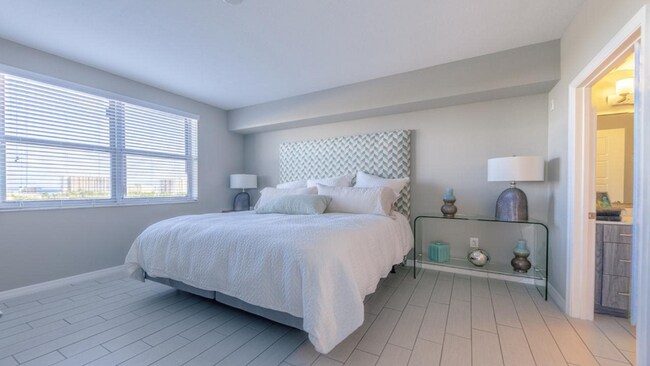 Building Photo - 3227 Port Royale Dr S