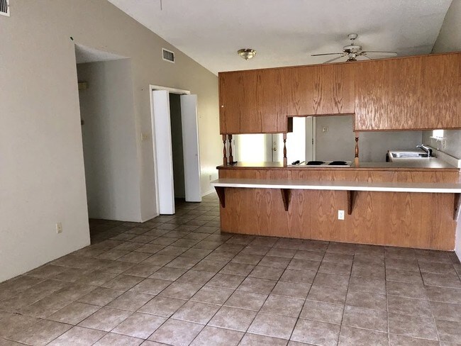 Building Photo - 213 Rockyreef Cir
