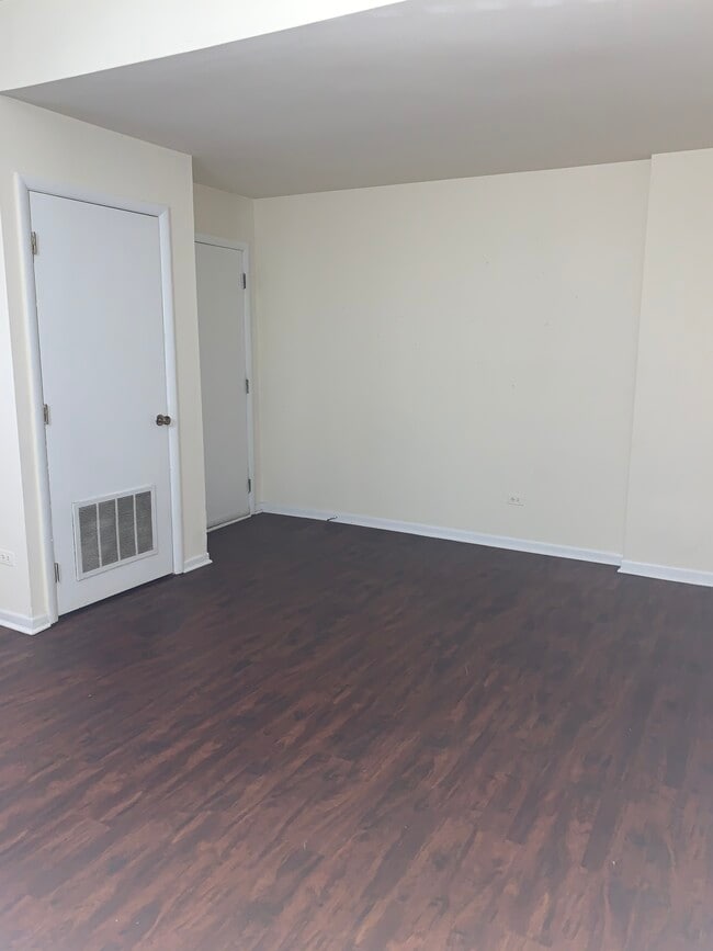Building Photo - 947 W Oakdale Ave