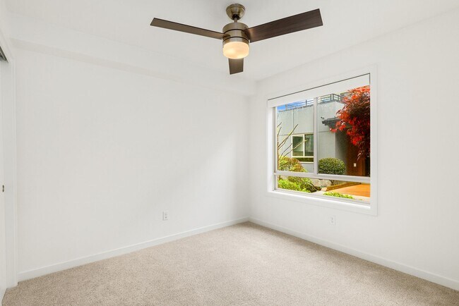 Foto del edificio - 3015C 60th Ave SW