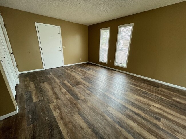 Building Photo - Modern 2 Bedroom, 1 bathroom downstairs ap...