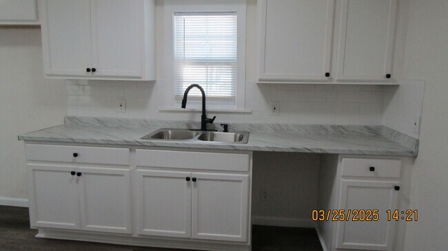Foto del edificio - New Listing! Newly renovated! Pet Friendly