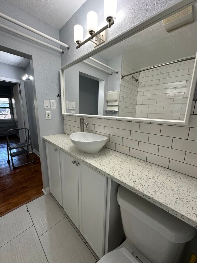 Foto del edificio - 4020 Blue Bonnet Blvd