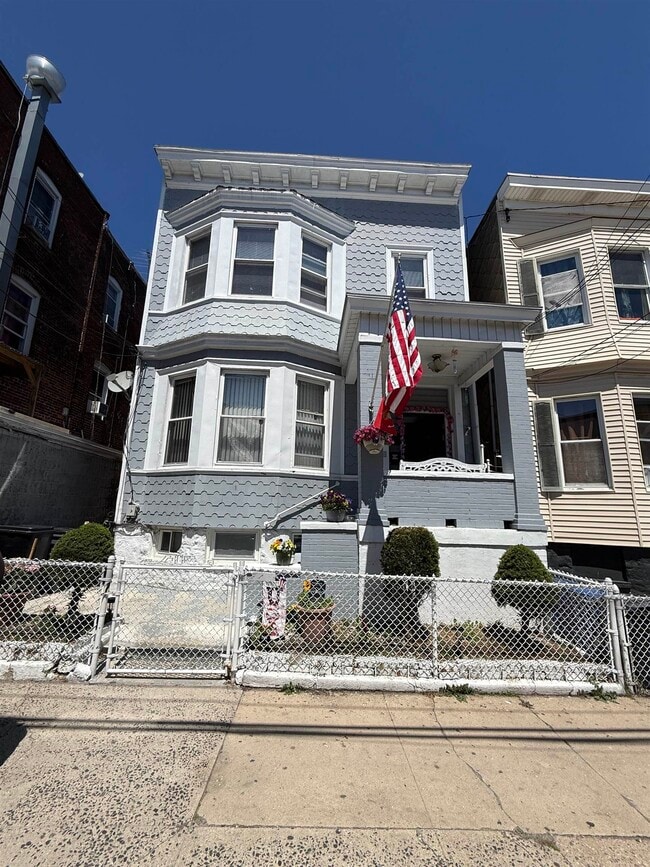 Building Photo - 406 67th St