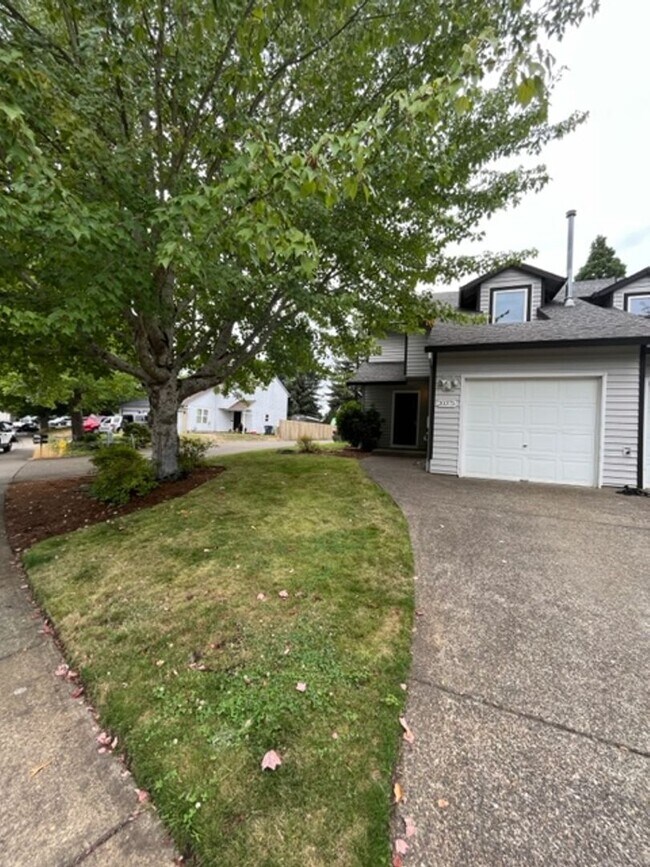 Building Photo - 3 Bd 1.5 Bath Townhome Beaverton OR