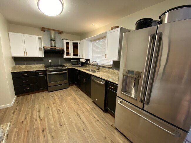 Cocina de arriba - 1180 S Eaton Ct