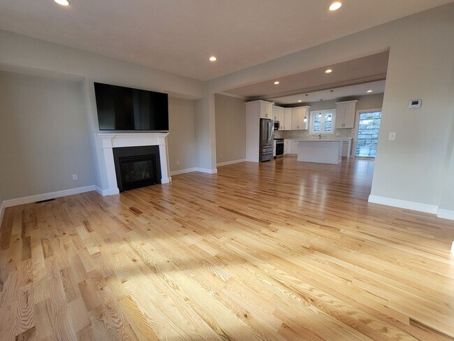 Building Photo - 3 Bedroom 2.5 Bath Luxury Townhome with 2 ...