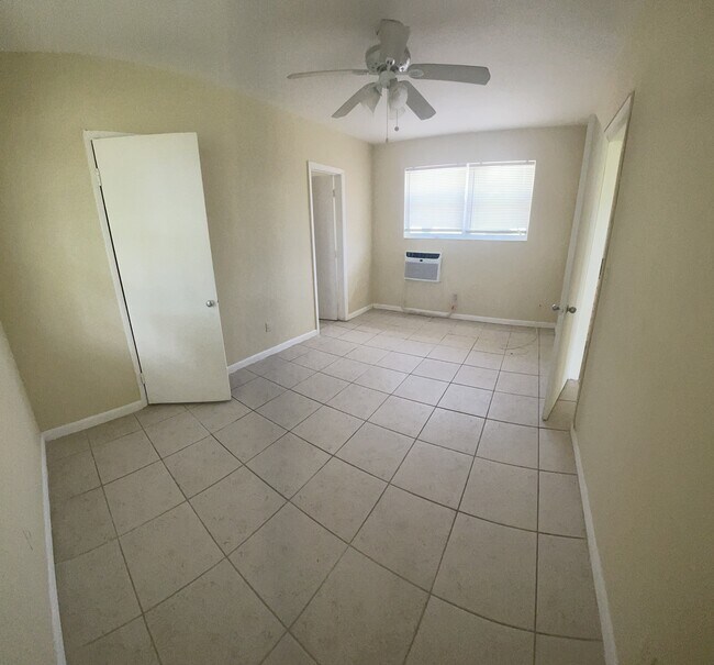 front of bedroom - 5461 Ravenswood Rd