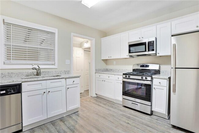 Building Photo - 562 Collingwood Dr