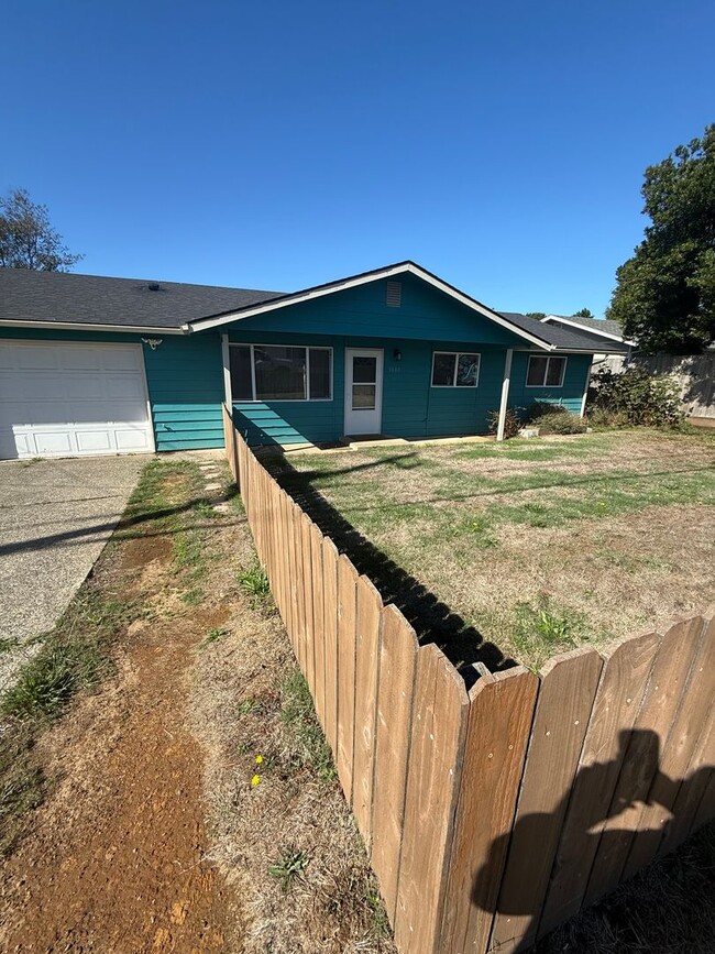 Building Photo - Updated 3+ Bedroom 2 Bath House with Large...