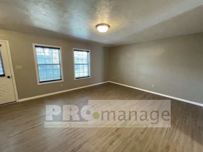 Building Photo - 3 Bed / 2.5 Bath Town Home w/ 2 Car Garage...