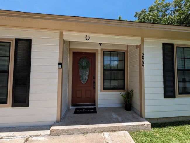 Building Photo - 2907 Briarwick Ln