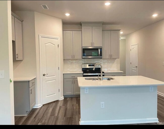 Building Photo - Room in Townhome on Joneshaven Dr