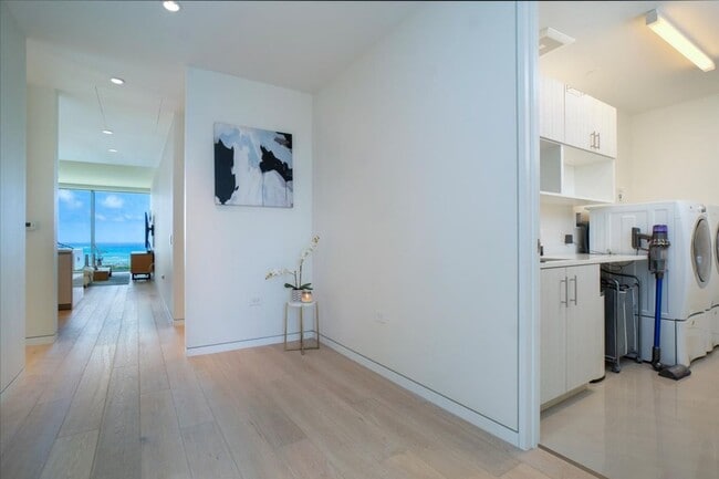 Foto del edificio - 28th floor Waiea residence: Fully-furnished, 3 bedrooms, 2.5 bathrooms