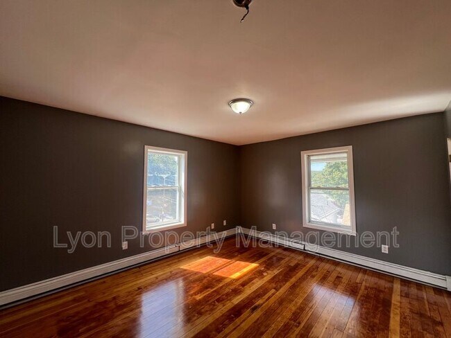 Building Photo - 156 Pleasant St