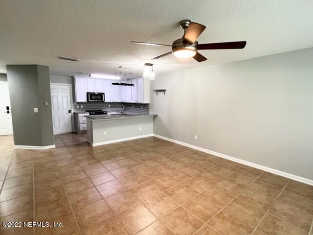 Building Photo - 897 Black Cherry Dr S