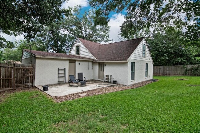 Building Photo - 2410 Valley Dr