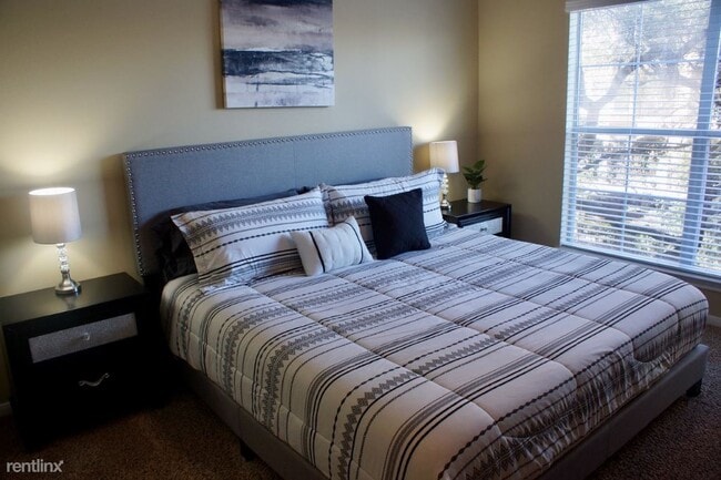 Building Photo - 2 br, 2 bath Apartment - 2601 Gramercy Str,