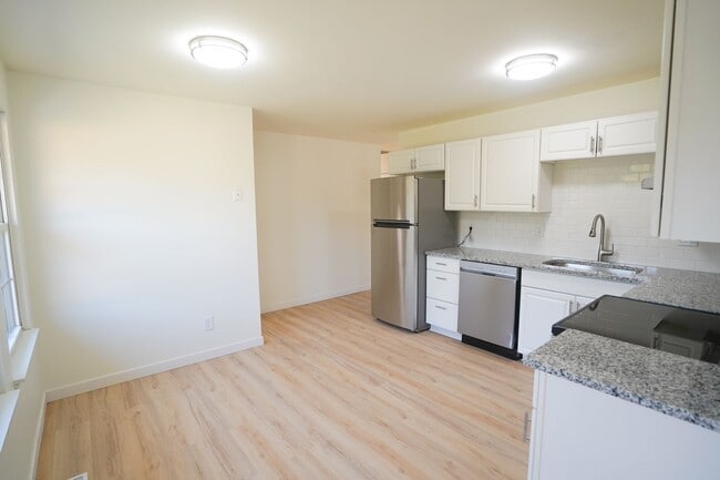 Building Photo - Beautifully updated 3-bedroom, 2-bath bric...