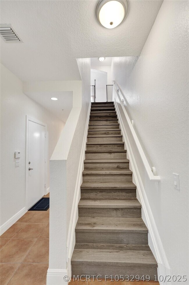 Building Photo - 228 SW 6th Ct