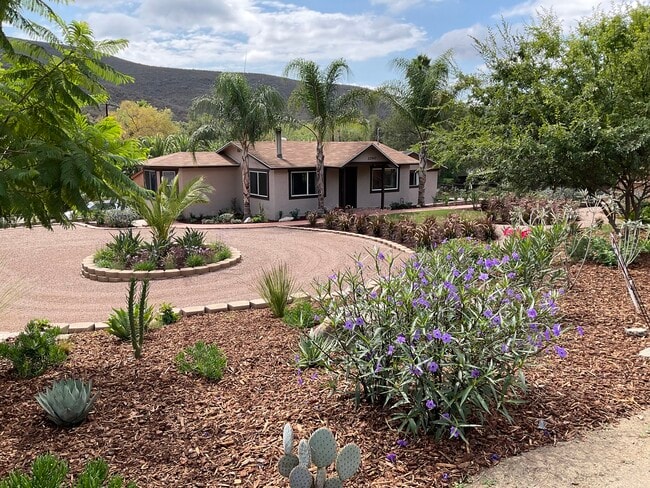 Entrada circular frente a la casa - 22947 San Vicente Rd