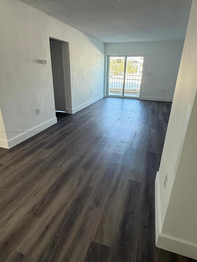 Building Photo - Spacious 2-Bedroom Apartment Near the Beac...