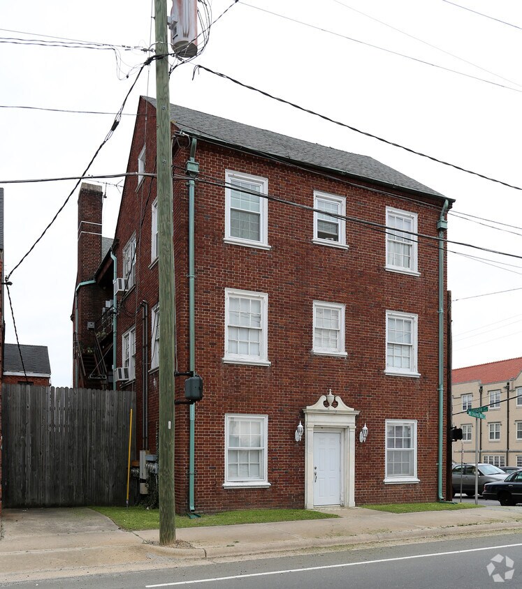 Building Photo - 602 W Chapel Hill St
