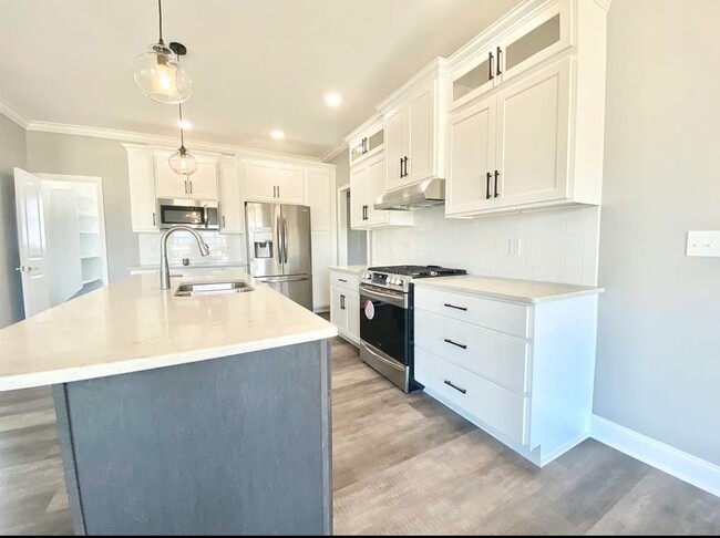 Foto del edificio - 4 Bed 2 bath with 3 car attached garage