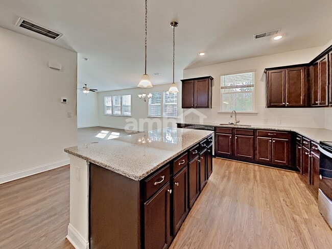 Building Photo - 204 Glenwood Dr