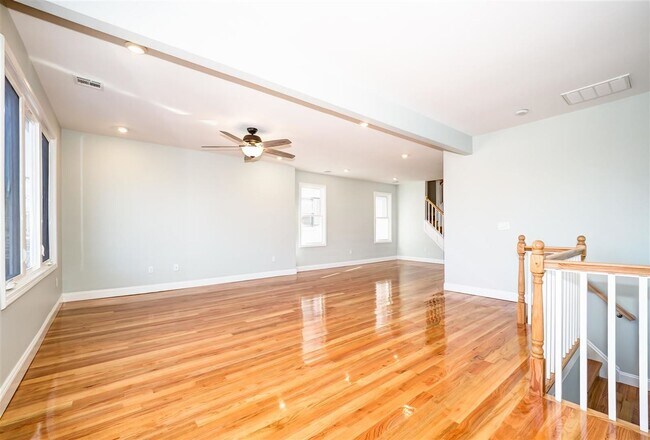 Building Photo - 184 W 49th St