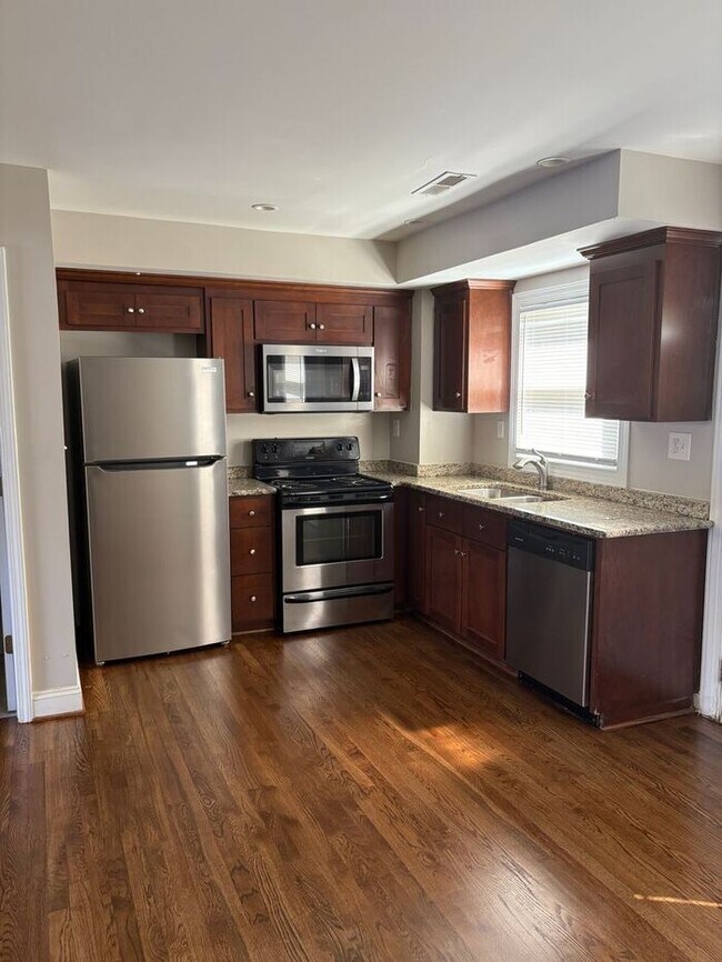 Foto del edificio - Spacious 2 Bedroom Townhome