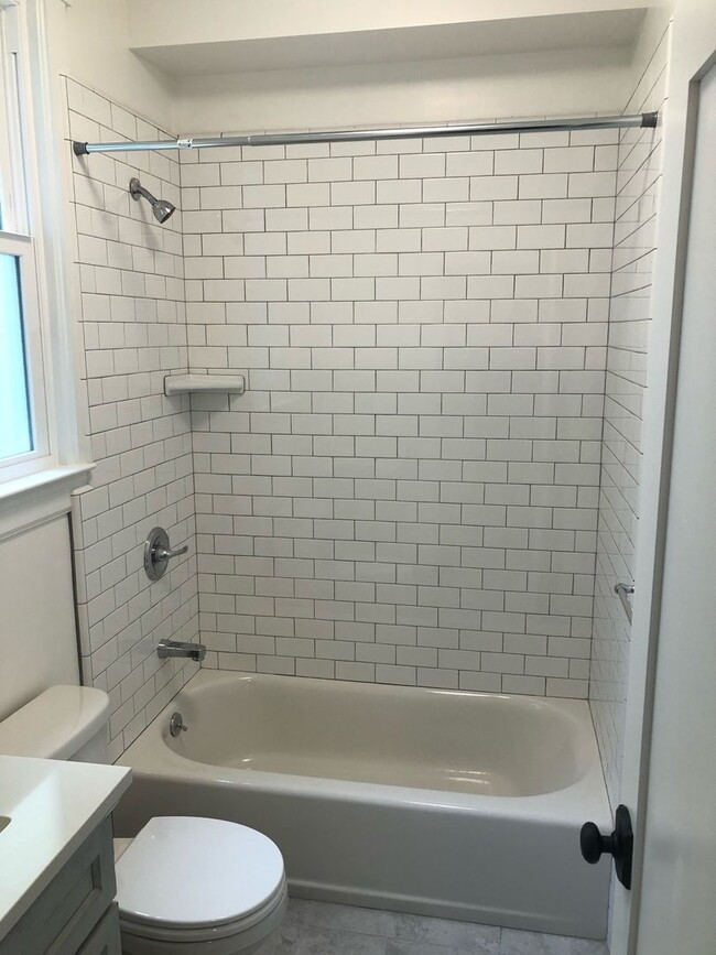 Building Photo - Beautifully Remodeled! One Bedroom**Alamo ...