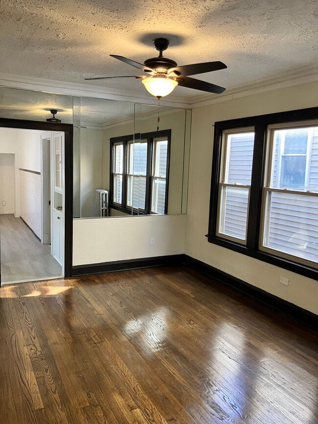 Dining - 4319 W Monroe St