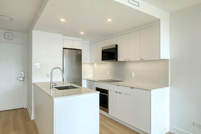 Building Photo - 1975 Maisonneuve Blvd W